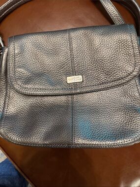 Cole Hahn, quality, platinum, pebble leather purse.
Excellent condition.